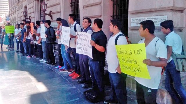 Se manifiestan estudiantes ante la Alcaldía de Chihuahua