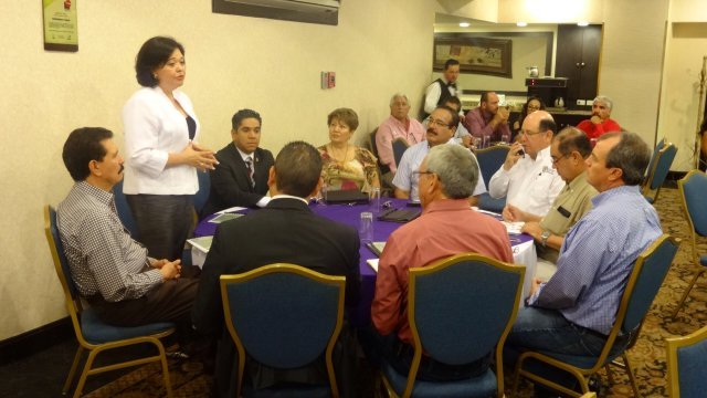 Se reúnen productores de chile  y autoridades legislativas y ejecutivas 