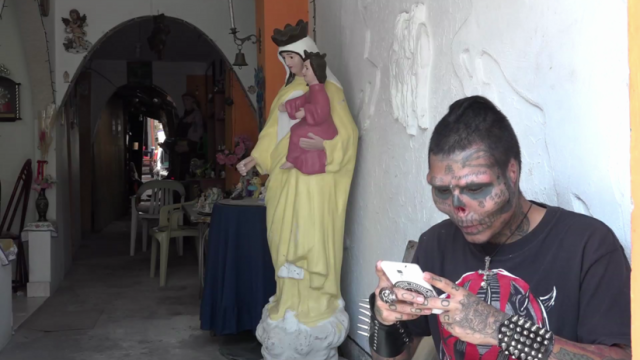 Tatuador colombiano se corta la nariz y las orejas para parecer una calavera