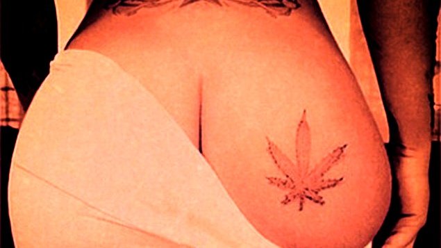 Causa furor foto de Rihanna de nuevo tatuaje en glúteo