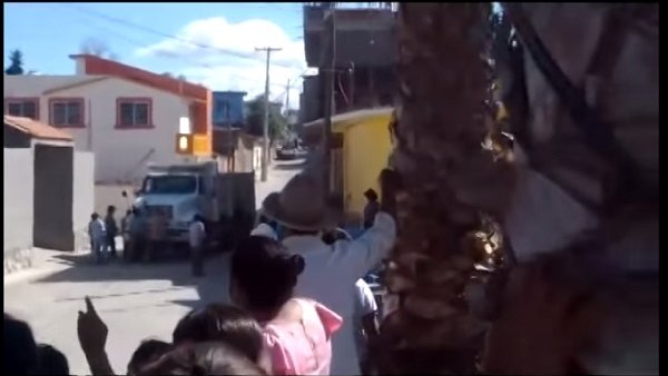 Alcalde de Oaxaca ordena disparar contra pobladores; 17 heridos