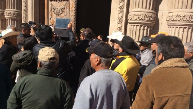 Impiden la entrada de ex braceros al Palacio de Gobierno en Chihuahua