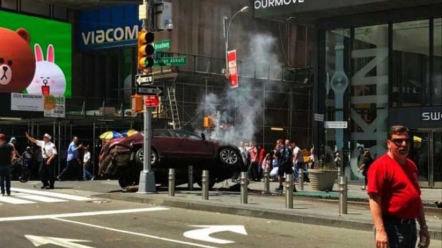 Auto atropella a una multitud en Times Square; hay al menos un muerto