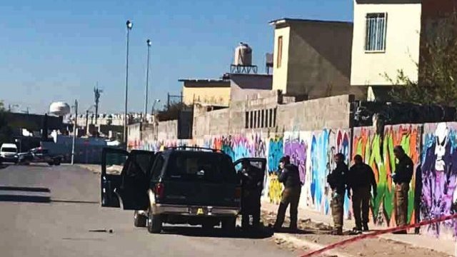 Hallan un cuerpo encobijado adentro de camioneta, en Juárez