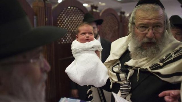 Los rabinos podrán chupar el pene a los bebés tras circuncidarlos en Nueva York
