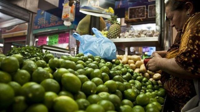Baja el precio al detalle del limón en México