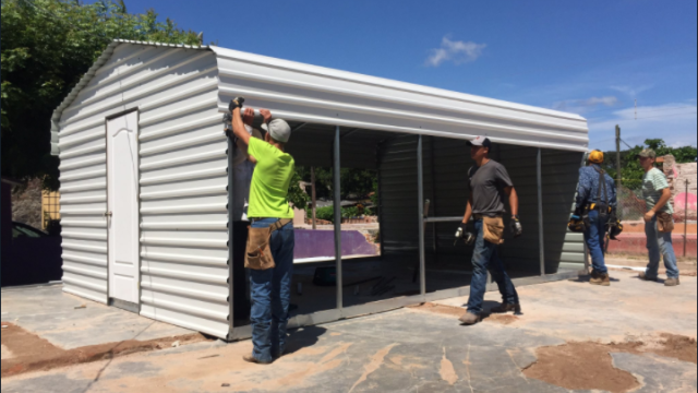 Menonitas instalan viviendas de aluminio en 45 minutos en Ixtaltepec, Oaxaca