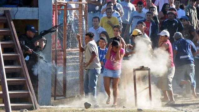Al menos 350 muertos por incendio en cárcel de Honduras