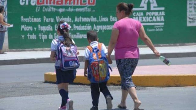 Graves peligros de niños cargando pesadas mochilas: especialista