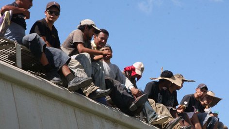 Sancionan a 16 funcionarios por violar derechos de migrantes