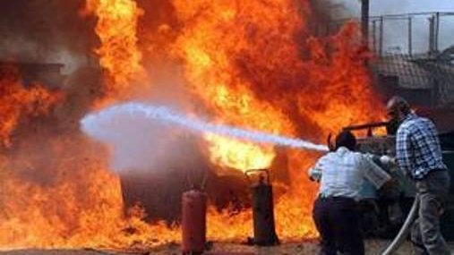 Lanzan bombas molotov e incendian gasolinera en Apatzingán