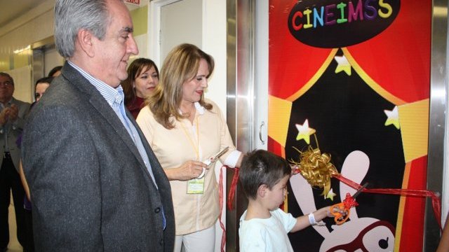 Inaugura IMSS espacio de cine en Hospital Morelos para menores hospitalizados 