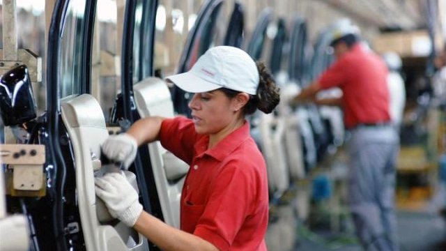 Aumenta empleo en sector manufacturero, pero bajan salarios