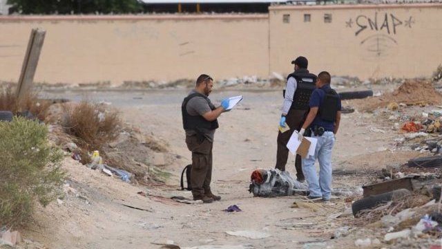 Hallan a un hombre decapitado en un lote baldío de Juárez