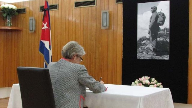Directora de Unesco firma libro de condolencias tras deceso de Fidel