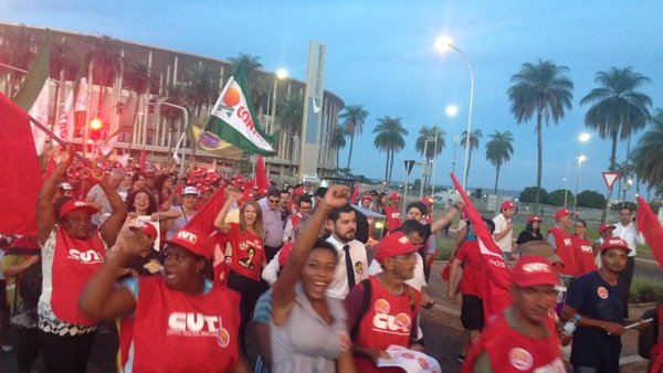 Brasileños marchan en defensa del gobierno de Dilma Rousseff