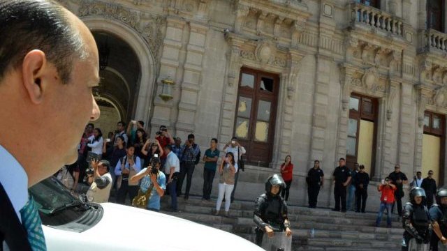 Se presenta César Duarte en el Palacio de Gobierno
