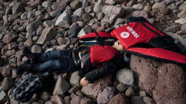 Conmociona nueva imagen de niño muerto en costas turcas