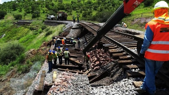 Suspenden corridas del tren por derrumbes en las vías