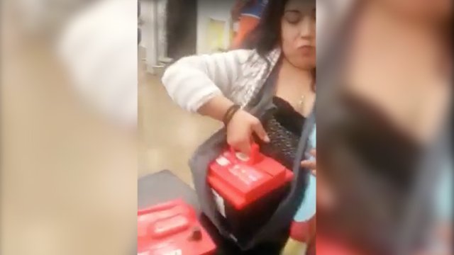 Utiliza a su bebé para robar dos baterías de automóvil