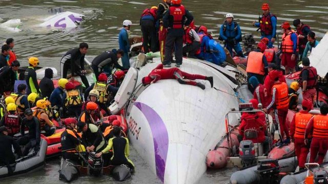 Recuperan fuselaje de avión que colapsó en Taiwán