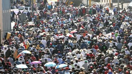Miles de cañeros marchan por subsidios en Puebla