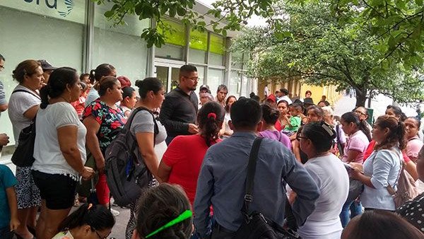 Protestan antorchistas en Bienestar Social de Nuevo León