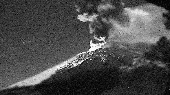 El Popocatépetl arroja material incandescente de nuevo