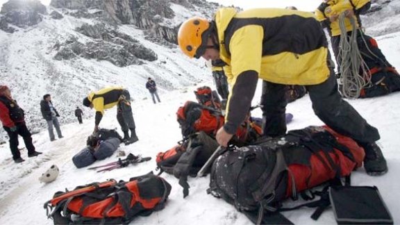 Encuentran helicóptero caído en Andes peruanos