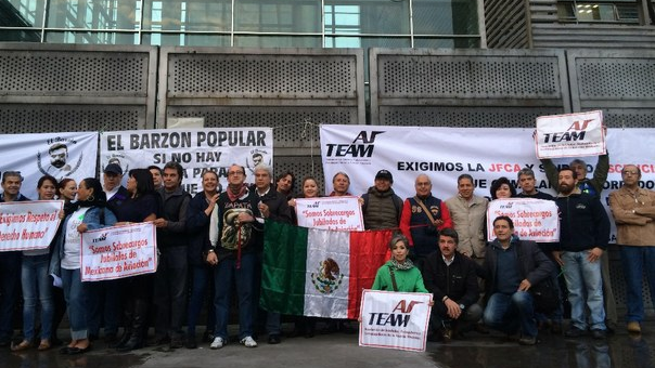 Jubilados de Mexicana bloquean Junta Federal de Conciliación y Arbitraje 