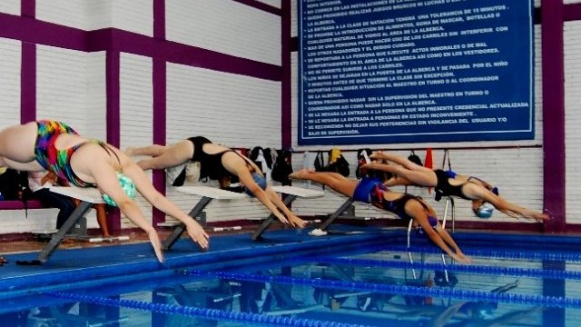 Domina Educación Física en competencias de natación