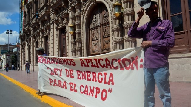 Campesinos se manifiestan en calles del centro contra la CFE