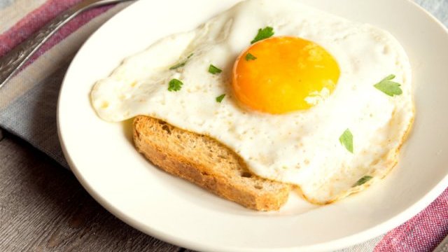 ¿Es bueno o malo comer huevo a diario?