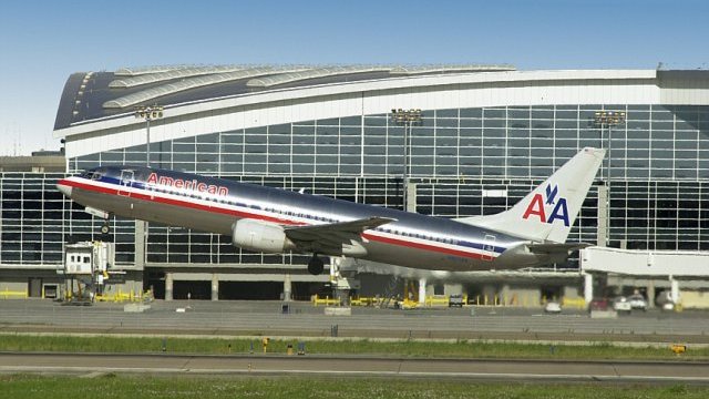 Se desploma American Airlines y suspende pagos