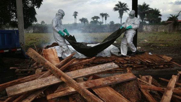 Casos de ébola superan los 10 mil, según la OMS