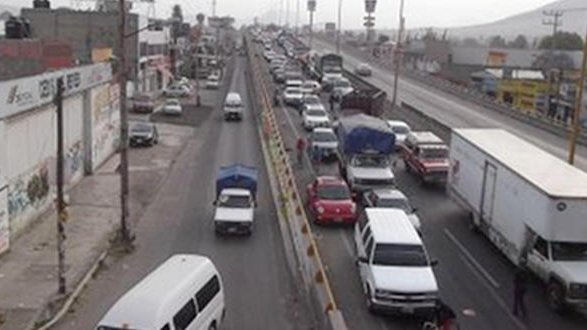 Transportistas arman bloqueo en la México-Texcoco