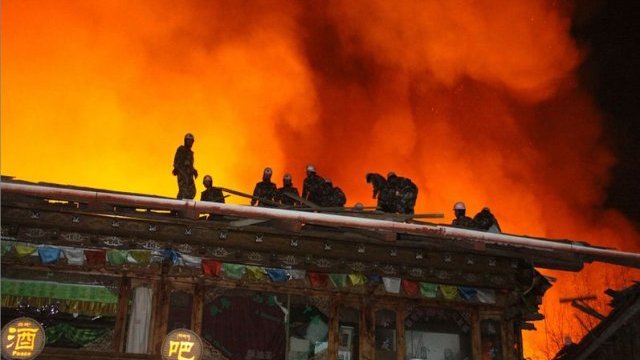 Incendio destruye más de cien viviendas en milenaria aldea tibetana en China