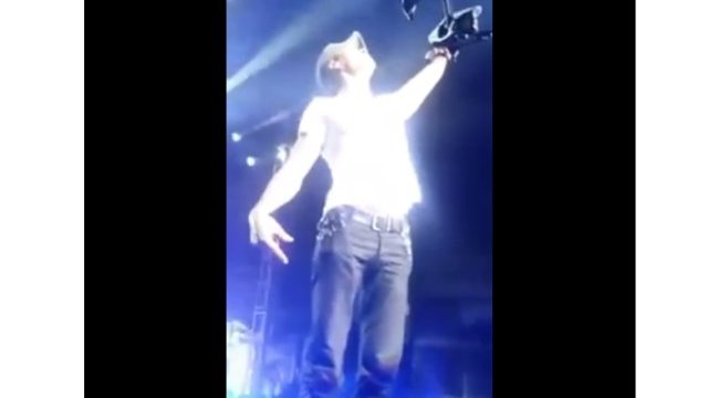 Enrique Iglesias sufre accidente con un dron en pleno concierto