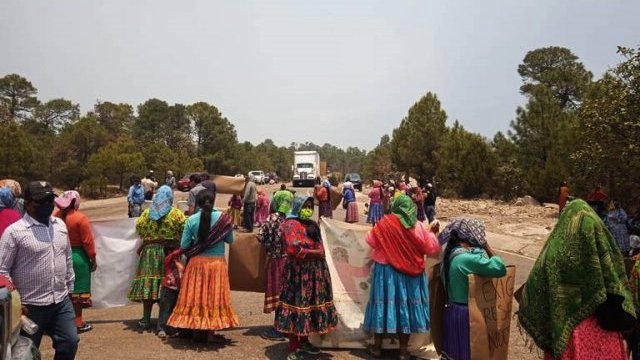 Toman indígenas rarámuri carretera a Creel