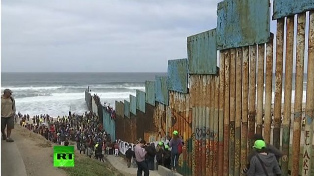 Una caravana de migrantes se manifiesta en la frontera de México y EEUU