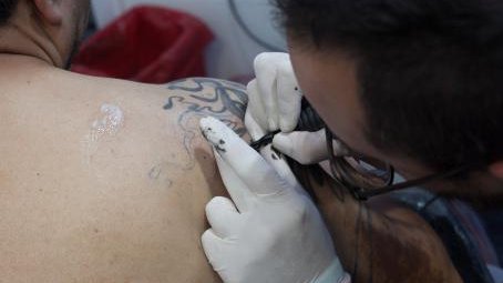 Diputados prohíben tatuajes y perforaciones en puestos ambulantes