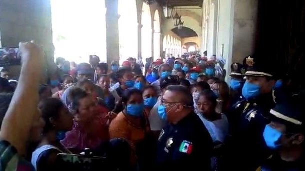 Mérida: ¡Peligrosa protesta! de gente que no pudo registrarse en “seguro de desempleo”