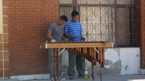 Deleita grupo ambulante de marimba a vecinos de Chihuahua