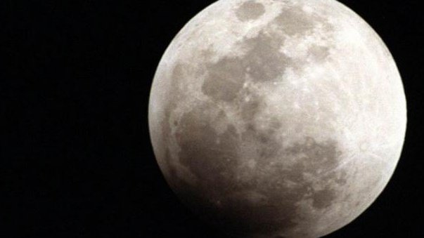 Luna se aleja casi cuatro centímetros al año de la Tierra