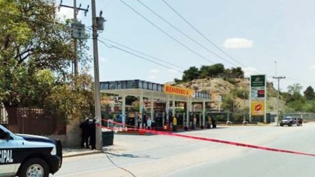Asesinan a tiros a un cliente de una gasolinera, en Juárez