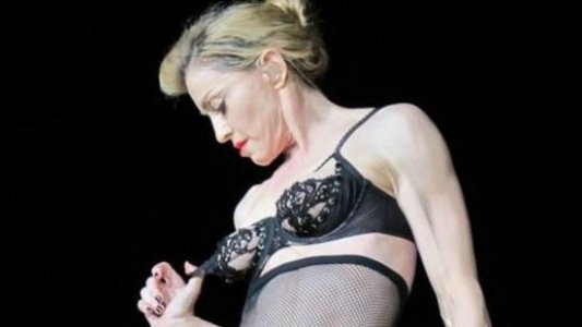 Madonna enseñó un seno en concierto en Turquía