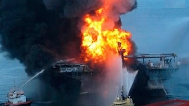 Incendio en plataforma de Pemex deja dos muertos