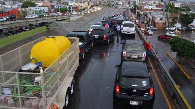 Carambola de 23 vehículos por derrapes en medio de la lluvia