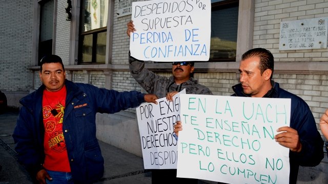 Se manifiestan ex empleados de la UACH frente a Rectoría