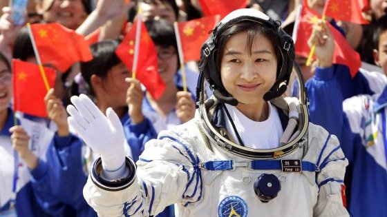 Liu Yang, la primera astronauta china despega con éxito en su primera misión